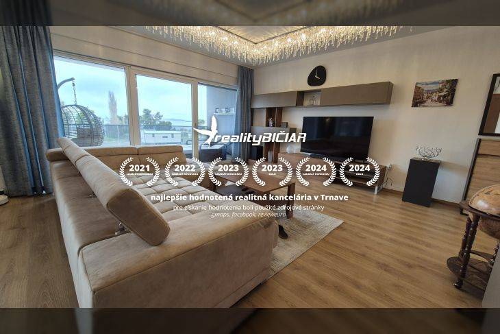  ZUKVE/VRSI - dvojizbový apartmán - 130 m od mora - Obývačka v Rekreačnom apartmáne s pohovkou a podlahou s dreveným dekorom.