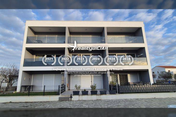  ZUKVE/VRSI - dvojizbový apartmán - 130 m od mora - Trojpodlažný rekreačný apartmán v meste Vrsi, na ulici Zukve s balkónmi a presklenými zábradliami.