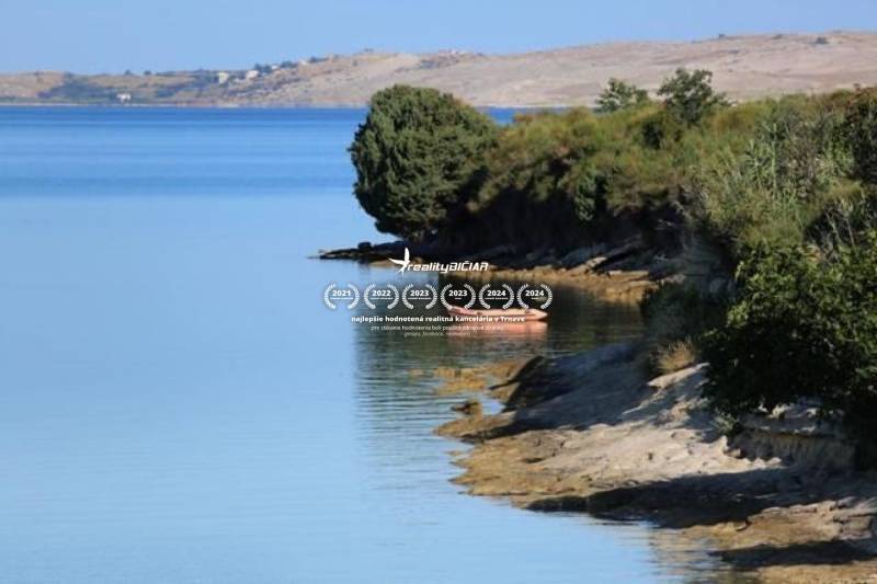  LJUBAČ - stavebný pozemok 697m2 s projektom na výstavbu vily s bazéno - Pobrežie v Ljubači ponúka nádherný výhľad na more, vhodné pre bývanie.