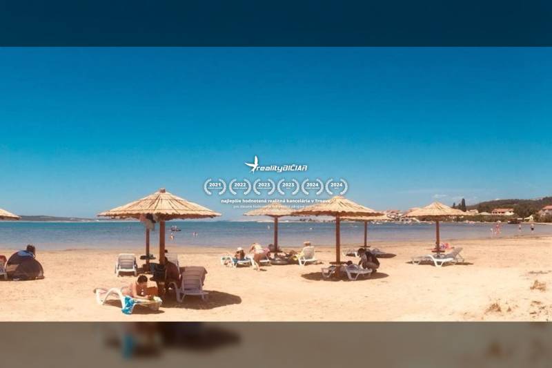  LJUBAČ - stavebný pozemok 697m2 s projektom na výstavbu vily s bazéno - Pláž s ležadlami a slnečníkmi pri mori v meste Ljubač na bývanie.