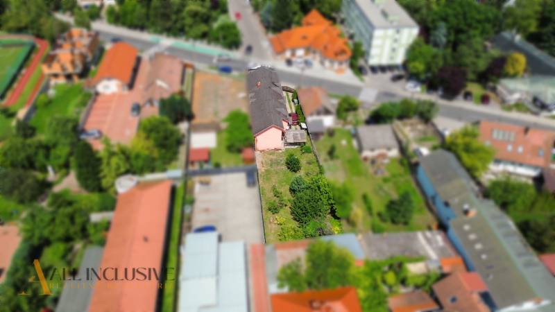 NA PREDAJ RODINNÉ DOMY S GARÁŽOU, DUNAJSKÁ STREDA - Letecký pohľad na rodinný dom s dlhým dvorom na ulici Gyulu Szabóa v Dunajskej Strede.