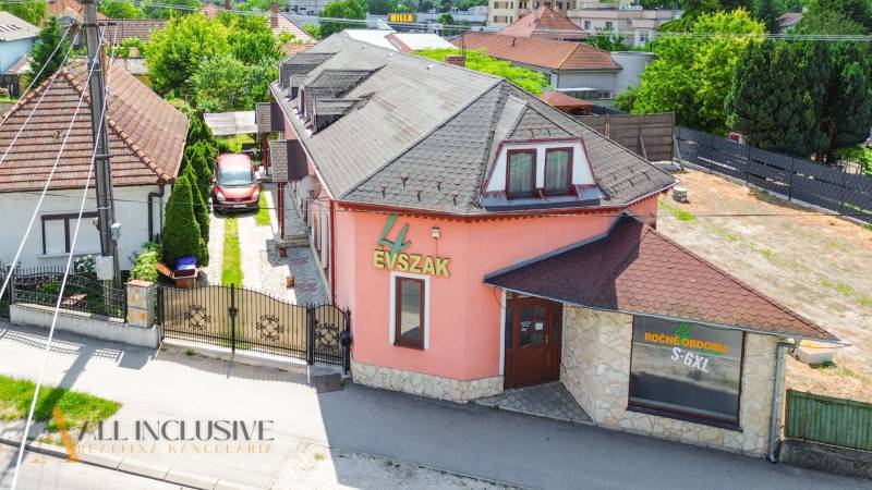 NA PREDAJ RODINNÉ DOMY S GARÁŽOU, DUNAJSKÁ STREDA - Rodinný dom s obchodom na ulici Gyulu Szabóa v Dunajskej Strede, obklopený zahradkou.