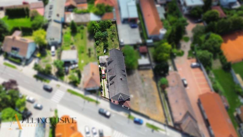 NA PREDAJ RODINNÉ DOMY S GARÁŽOU, DUNAJSKÁ STREDA - Letecký pohľad na rodinný dom na ulici Gyulu Szabóa v Dunajskej Strede.