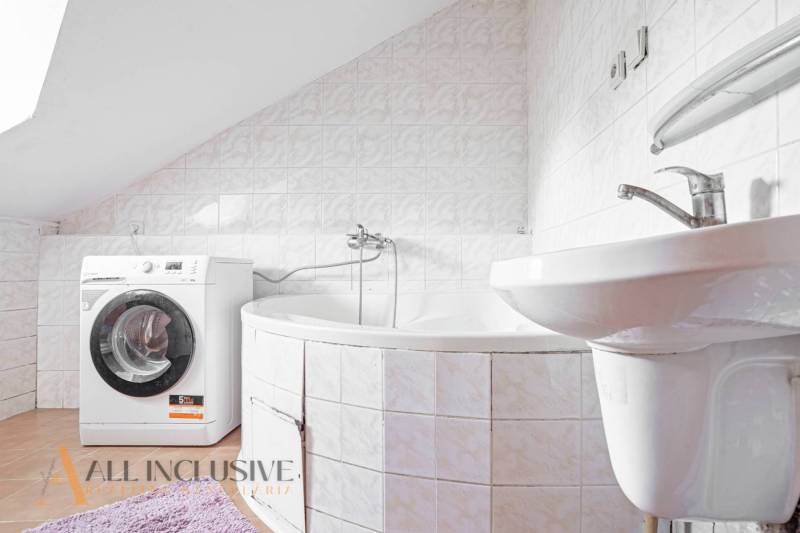 NA PREDAJ RODINNÉ DOMY S GARÁŽOU, DUNAJSKÁ STREDA - Kúpeľňa s vaňou, práčkou a umývadlom v rodinnom dome.