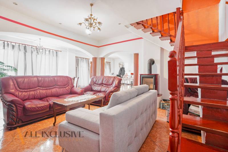 NA PREDAJ RODINNÉ DOMY S GARÁŽOU, DUNAJSKÁ STREDA - Obývacia izba v rodinnom dome s krbom, schodiskom a pohodlným koženým nábytkom.