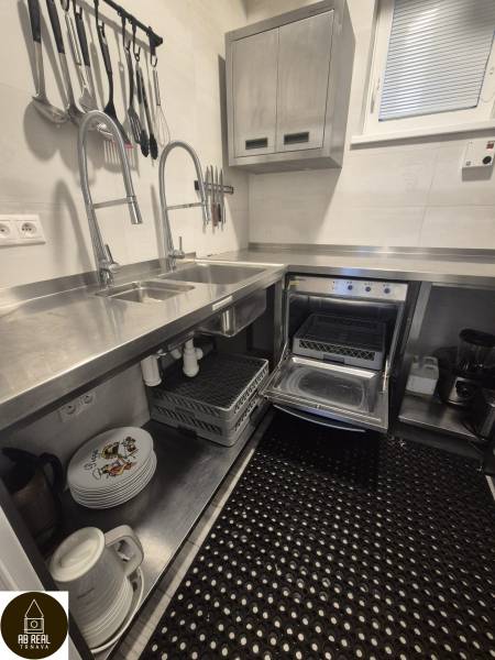 Ponúkame na prenájom zariadený podnikateľský priestor - kaviareň&bar. - Kuchyňa v gastro priestoroch s nerezovými drezmi, spotrebičmi a organizovanými kuchynskými nástrojmi.