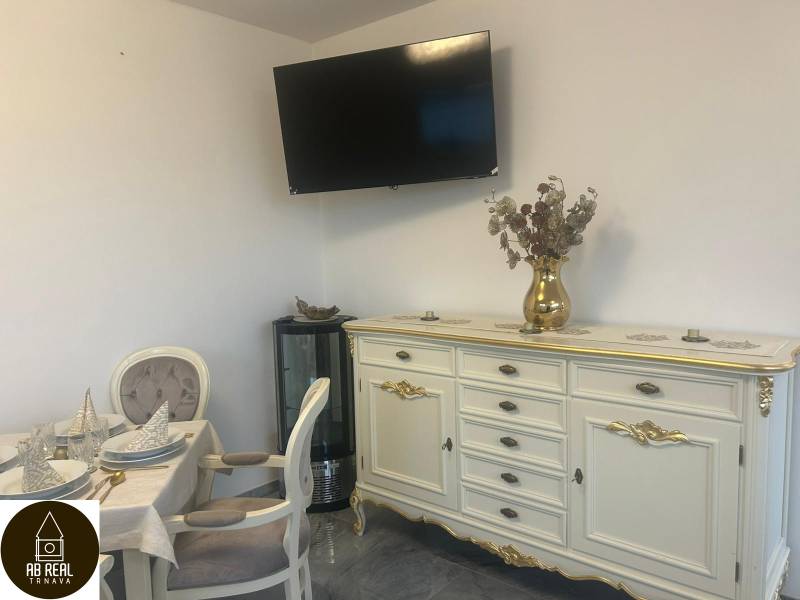 Ponúkame na prenájom zariadený podnikateľský priestor - kaviareň&bar. - Elegantne zariadený interiér gastro priestorov s televízorom na stene a zdobeným nábytkom.