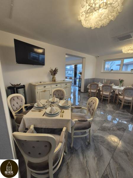 Ponúkame na prenájom zariadený podnikateľský priestor - kaviareň&bar. - Hodvábny dekor Gastro priestory so stolovaním, podlaha s dreveným dekorom, jemné osvetlenie.