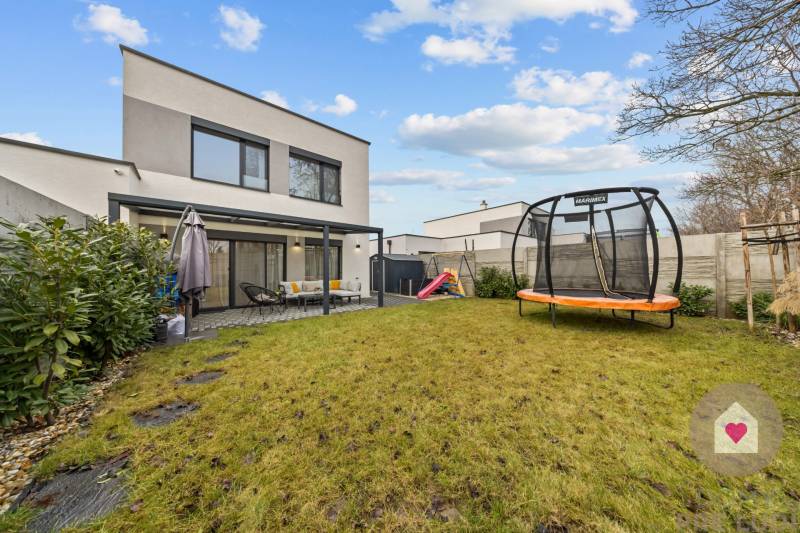 ROVINKA-Prenájom modernej, zariadenej novostavby 4 izbového rod.domu - Záhrada 4-izbového bytu na Topoľovej ulici v Rovinke s trampolínou a terasou.