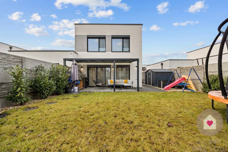 ROVINKA-Prenájom modernej, zariadenej novostavby 4 izbového rod.domu - Záhrada 4-izbového bytu na Topoľovej ulici v Rovinke s trávnikom a detským ihriskom.