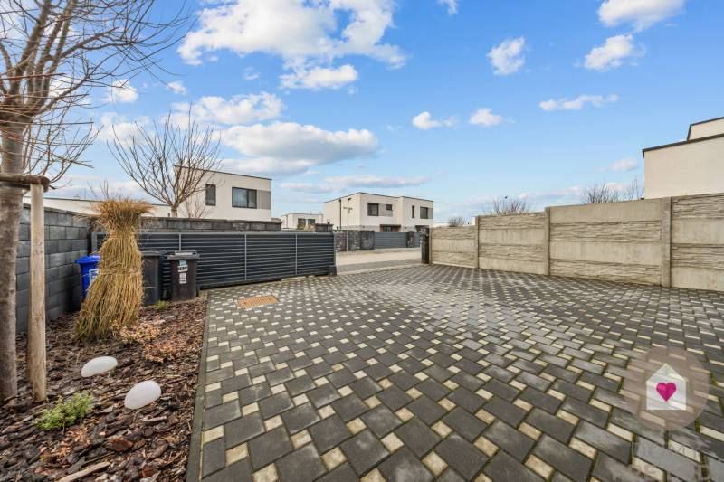 ROVINKA-Prenájom modernej, zariadenej novostavby 4 izbového rod.domu - Pohľad na vstupný priestor 4-izbového bytu na Topoľovej ulici v Rovinke.