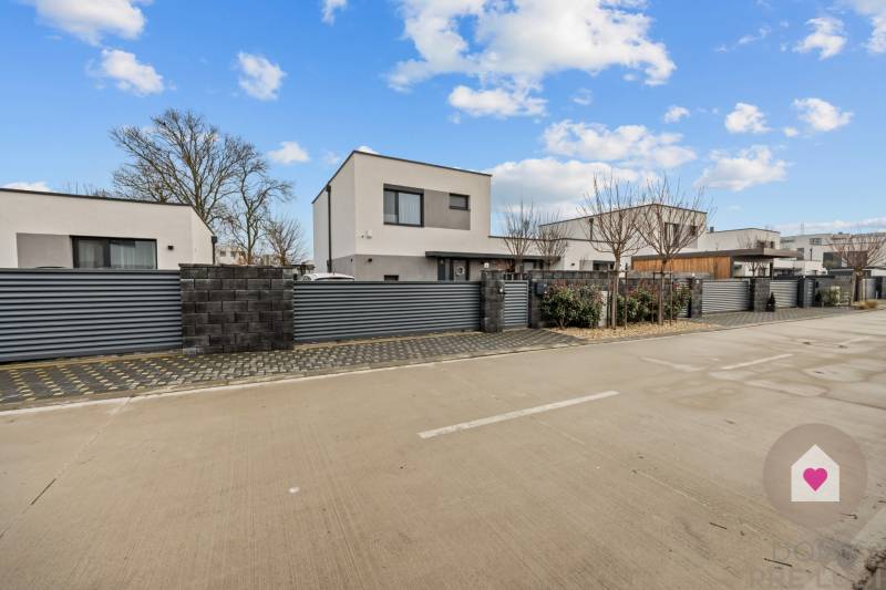 ROVINKA-Prenájom modernej, zariadenej novostavby 4 izbového rod.domu - Novostavby s garážou na Topoľovej ulici v Rovinke, obkolesené moderným plotom.