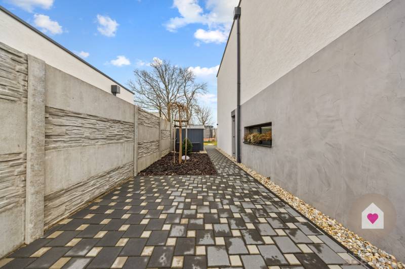 ROVINKA-Prenájom modernej, zariadenej novostavby 4 izbového rod.domu - Dlaždená cesta pozdĺž domu na Topoľovej ulici v Rovinke.