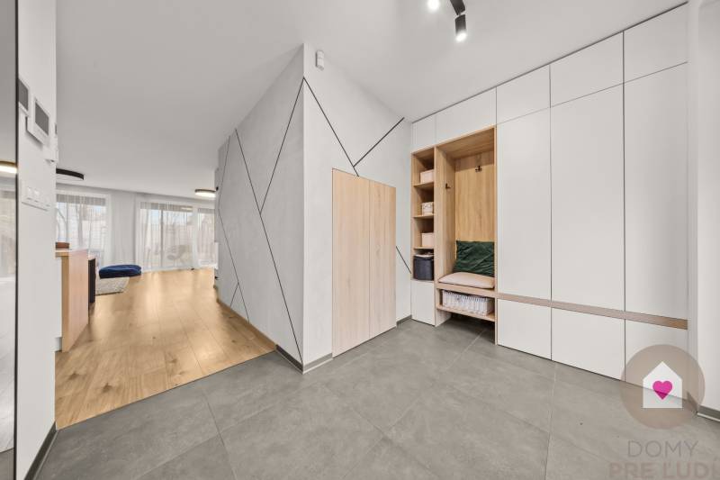 ROVINKA-Prenájom modernej, zariadenej novostavby 4 izbového rod.domu - Interiér 4-izbového bytu s podlahou s dreveným dekorom a vstavanými skrinkami.