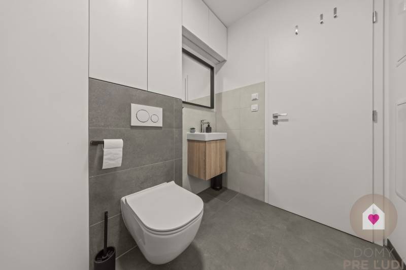 ROVINKA-Prenájom modernej, zariadenej novostavby 4 izbového rod.domu - Kúpeľňa s toaletou a umývadlom v 4-izbovom byte, sivé obklady, praktické úložné priestory.