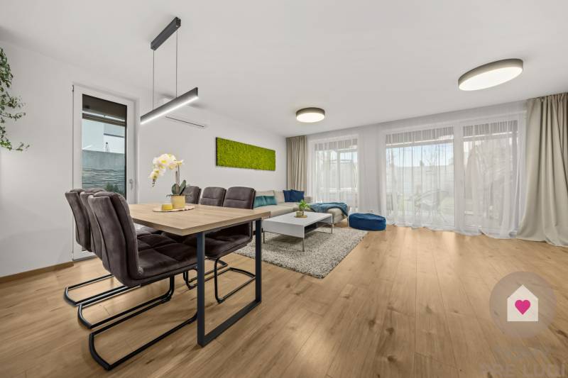 ROVINKA-Prenájom modernej, zariadenej novostavby 4 izbového rod.domu - Jedálenský a obývací priestor v 4-izbovom byte s podlahou s dreveným dekorom.