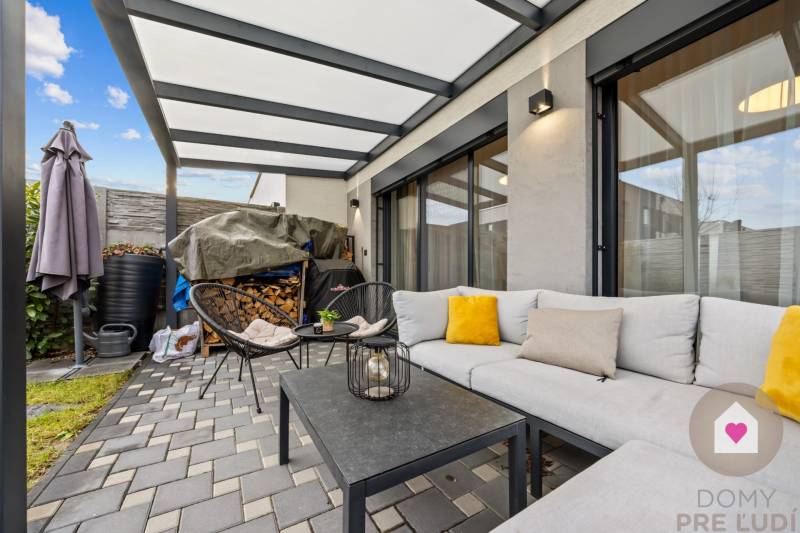 ROVINKA-Prenájom modernej, zariadenej novostavby 4 izbového rod.domu - Vonkajšie posedenie s pohovkou a stoličkami pri 4-izbovom byte na Topoľovej ulici v Rovinke.