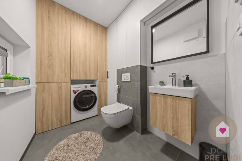ROVINKA-Prenájom modernej, zariadenej novostavby 4 izbového rod.domu - Kúpeľňa so závesnou toaletou, umývadlom a práčkou so skriňami v 4-izbovom byte.