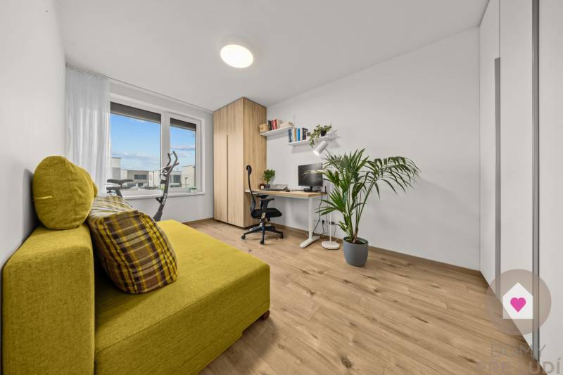 ROVINKA-Prenájom modernej, zariadenej novostavby 4 izbového rod.domu - Pracovňa v 4-izbovom byte s dekoratívnou podlahou, žltou sedačkou a veľkým oknom.