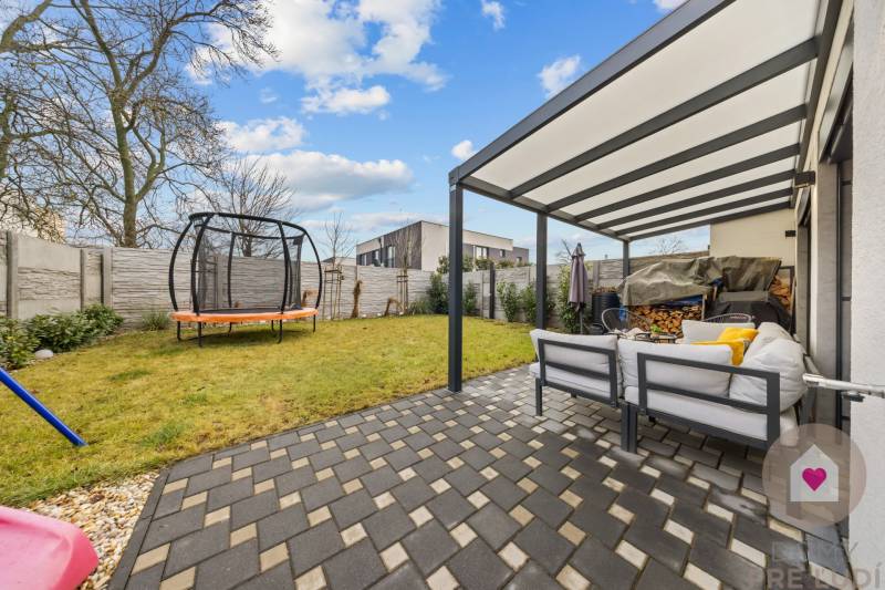 ROVINKA-Prenájom modernej, zariadenej novostavby 4 izbového rod.domu - Záhrada pri 4-izbovom byte na Topoľovej ulici v Rovinke s terasou a trampolínou.