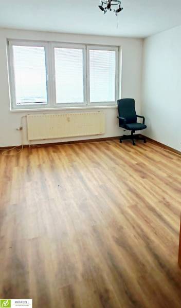 3 izbový byt pri električkovej trati s výhľadom na Draždiak - Miestnosť s podlahou s dreveným dekorom, kancelárskou stoličkou a veľkými oknami.