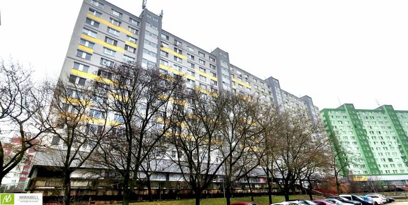 3 izbový byt pri električkovej trati s výhľadom na Draždiak - Pohľad na panelový dom na Znievskej ulici v Bratislave - Petržalke.