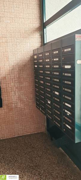 3 izbový byt pri električkovej trati s výhľadom na Draždiak - Schránky v chodbe 3-izbového bytu, stena s tehlovým obkladom, podlahy s kamenným dekorom.