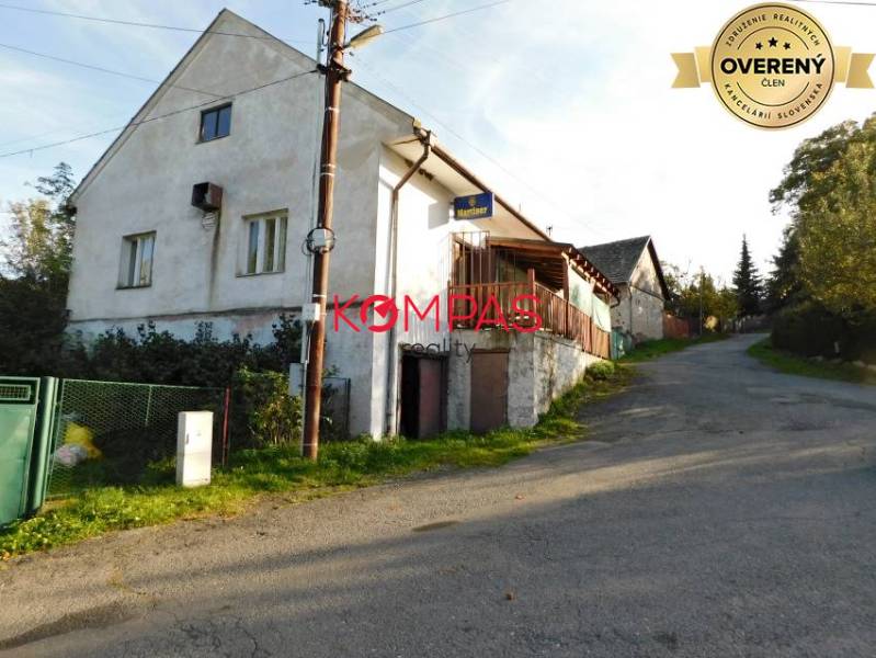 INVESTIČNÁ PRÍLEŽITOSŤ, BUDOVA NA PODNIKATEĽSKÉ ÚČELY - KALINKA - Obchodné priestory v obci Vígľašská Huta-Kalinka pri ceste, starší dvojpodlažný dom.