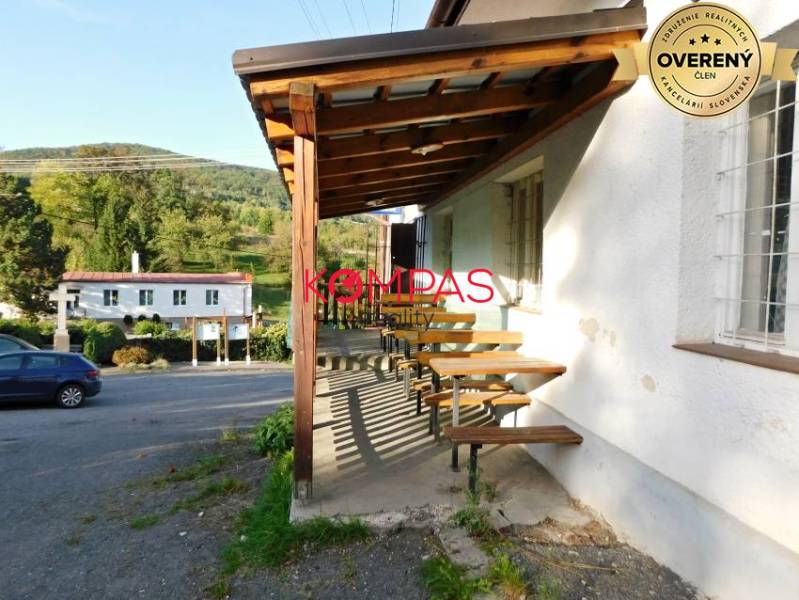 INVESTIČNÁ PRÍLEŽITOSŤ, BUDOVA NA PODNIKATEĽSKÉ ÚČELY - KALINKA - Drevená terasa obchodných priestorov vo Vígľašskej Hute-Kalinke, parkovisko, okolitá príroda.