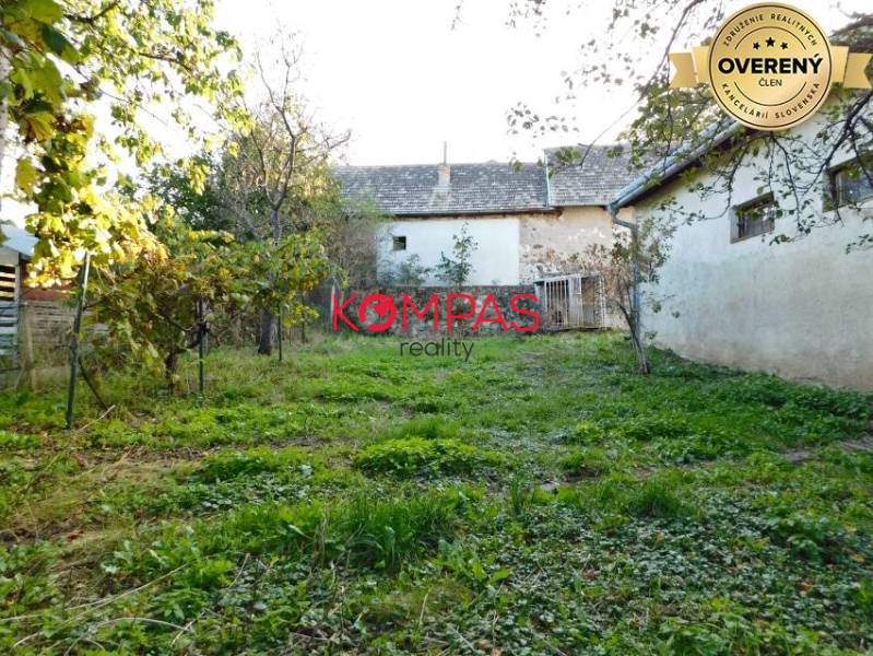 INVESTIČNÁ PRÍLEŽITOSŤ, BUDOVA NA PODNIKATEĽSKÉ ÚČELY - KALINKA - Záhrada a staršie budovy v obchodných priestoroch Vígľašskej Huty-Kalinky.