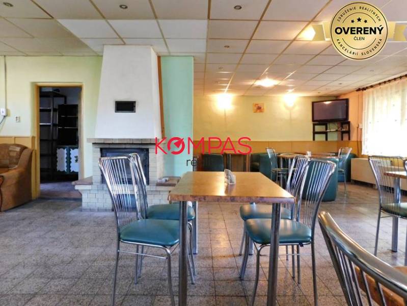 INVESTIČNÁ PRÍLEŽITOSŤ, BUDOVA NA PODNIKATEĽSKÉ ÚČELY - KALINKA - Obchodné priestory so štýlovými stoličkami, stolom a krbom, vhodné pre akcie.