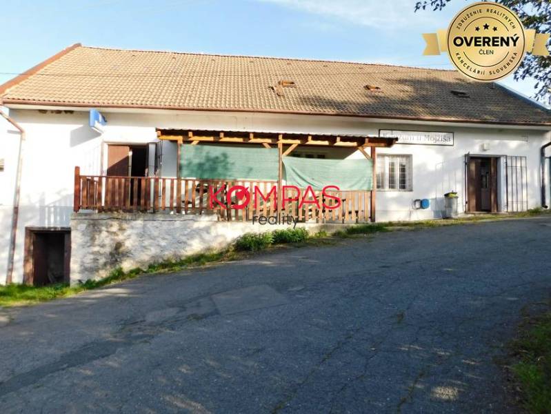 INVESTIČNÁ PRÍLEŽITOSŤ, BUDOVA NA PODNIKATEĽSKÉ ÚČELY - KALINKA - Exteriér obchodných priestorov s terasou vo Vígľašskej Hute-Kalinke, ideálne pre podnikanie.