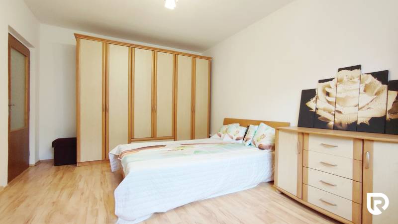 | 2-izbový byt 68m2, Štvrť SNP | Trenčianske Teplice  - Spálňa s poschodovou posteľou, šatníkom, komodou a podlahou s dreveným dekorom v 2-izbovom byte.