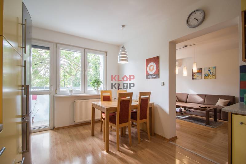 Pozrite si PRÍJEMNÝ 2i byt so ZARIADENÍM, LODŽIOU a KLIMATIZÁCIOU - Svetlá kuchyňa s jedálenským stolom a pohľadom do obývačky v 2-izbovom byte.