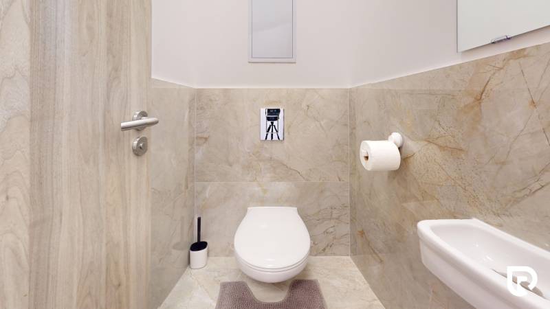 | Exkluzívny 4-izbový byt s obrovskou terasou | Stupava - Kúpeľňa so závesným WC a mramorovými obkladmi v 4-izbovom byte.