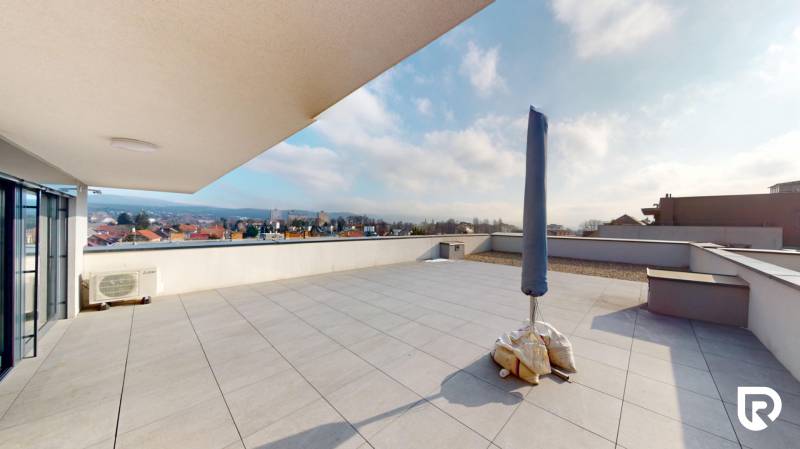 | Exkluzívny 4-izbový byt s obrovskou terasou | Stupava - Veľká terasa s výhľadom na Stupavu zo 4-izbového bytu na Cementárenskej ulici.