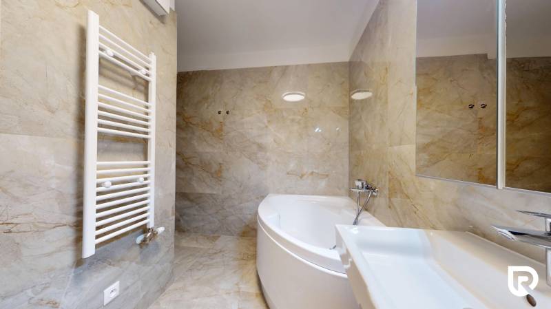 | Exkluzívny 4-izbový byt s obrovskou terasou | Stupava - Kúpeľňa s vaňou v 4-izbovom byte s dlaždicami v mramorovom dekore.