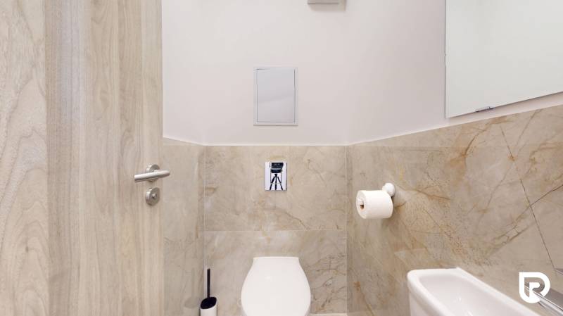 | Exkluzívny 4-izbový byt s obrovskou terasou | Stupava - Kúpeľňa v 4-izbovom byte s mramorovými obkladmi a doplnkami na toaletách.