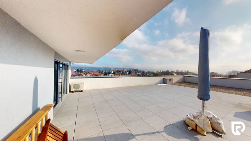 | Exkluzívny 4-izbový byt s obrovskou terasou | Stupava - Priestranná terasa 4-izbového bytu na Cementárenskej ulici v Stupave s výhľadom na mesto.