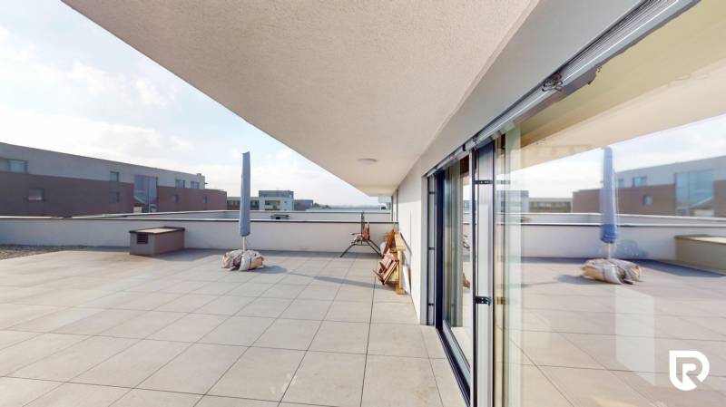 | Exkluzívny 4-izbový byt s obrovskou terasou | Stupava - Priestranná terasa pri 4-izbovom byte na Cementárenskej ulici v Stupave s výhľadom.