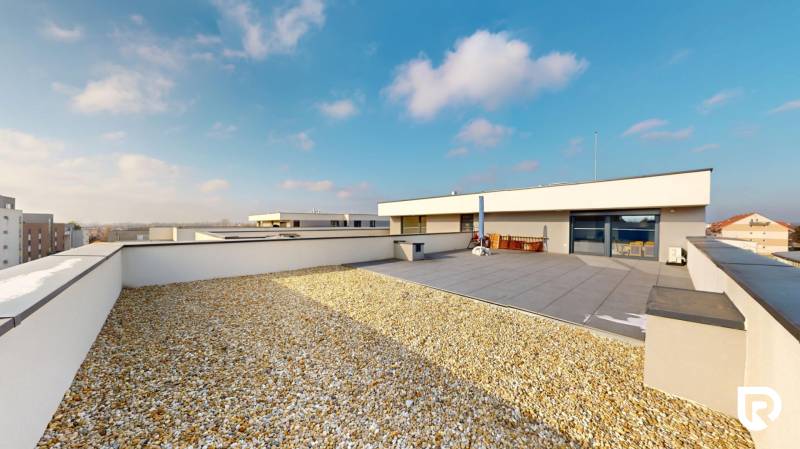 | Exkluzívny 4-izbový byt s obrovskou terasou | Stupava - Strešná terasa 4-izbového bytu na Cementárenskej ulici v Stupave s výhľadom na mesto.