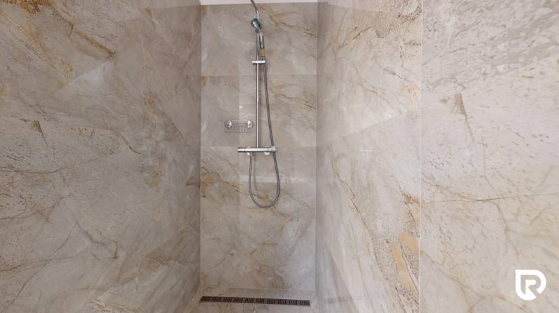 | Exkluzívny 4-izbový byt s obrovskou terasou | Stupava - Sprchový kút s mramorovým obkladom v 4-izbovom byte.