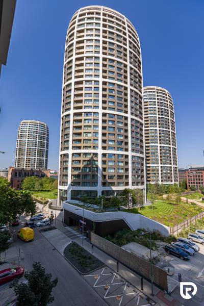 REZERVOVANÉ I METROPOLIS I Luxusný 1i byt I Staré Mesto - Výškové budovy v Bratislava - Staré Mesto na Bottovej obklopené zeleňou a cestou.