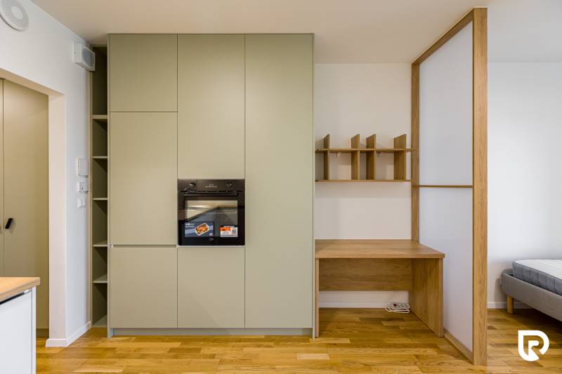 REZERVOVANÉ I METROPOLIS I Luxusný 1i byt I Staré Mesto - Kuchyňa v 1-izbovom byte s podlahou s dreveným dekorom a modernou rúrou.