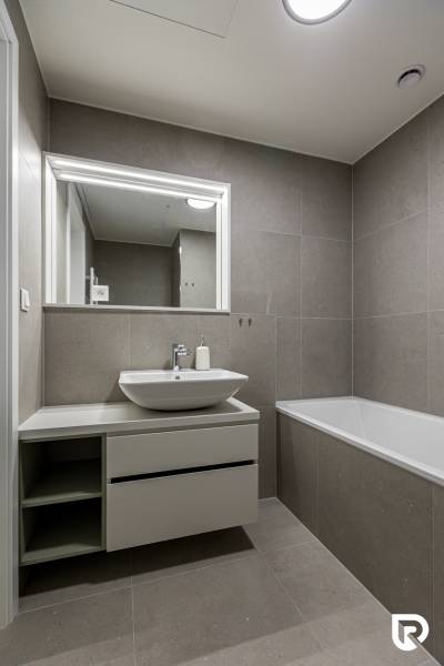 REZERVOVANÉ I METROPOLIS I Luxusný 1i byt I Staré Mesto - Kúpeľňa v 1-izbovom byte s vaňou, umývadlom a zrkadlom na stene.