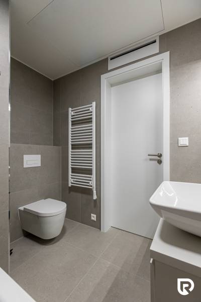 REZERVOVANÉ I METROPOLIS I Luxusný 1i byt I Staré Mesto - Kúpeľňa v 1-izbovom byte s toaletou, umývadlom a rebríkovým radiátorom.