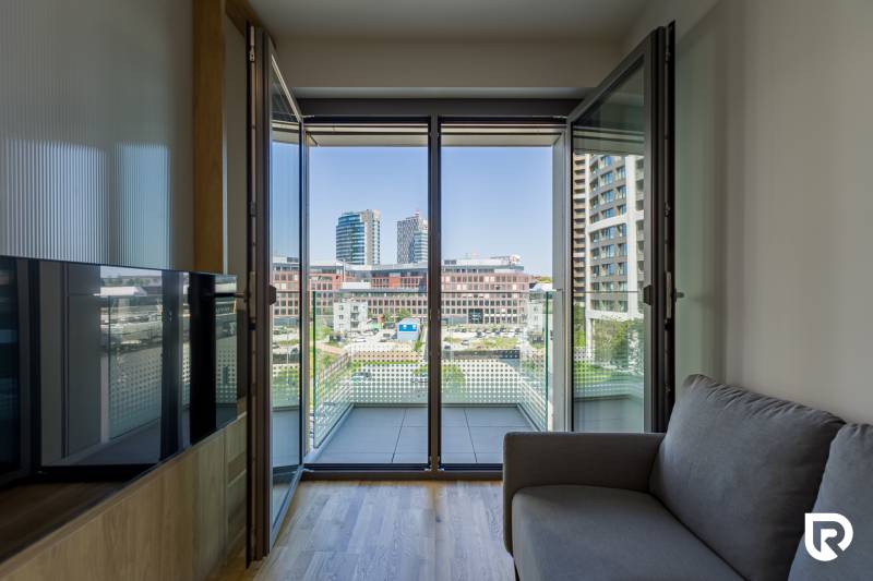 REZERVOVANÉ I METROPOLIS I Luxusný 1i byt I Staré Mesto - 1-izbový byt s terasou, pohľad na mesto, podlaha s dreveným dekorom.