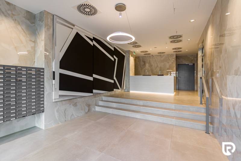 REZERVOVANÉ I METROPOLIS I Luxusný 1i byt I Staré Mesto - Recepcia s elegantným interiérom a poštovými schránkami v 1-izbovom byte.