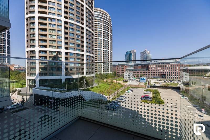 REZERVOVANÉ I METROPOLIS I Luxusný 1i byt I Staré Mesto - Výhľad na moderné budovy z balkóna s preskleným zábradlím na Bottovej v Bratislave.