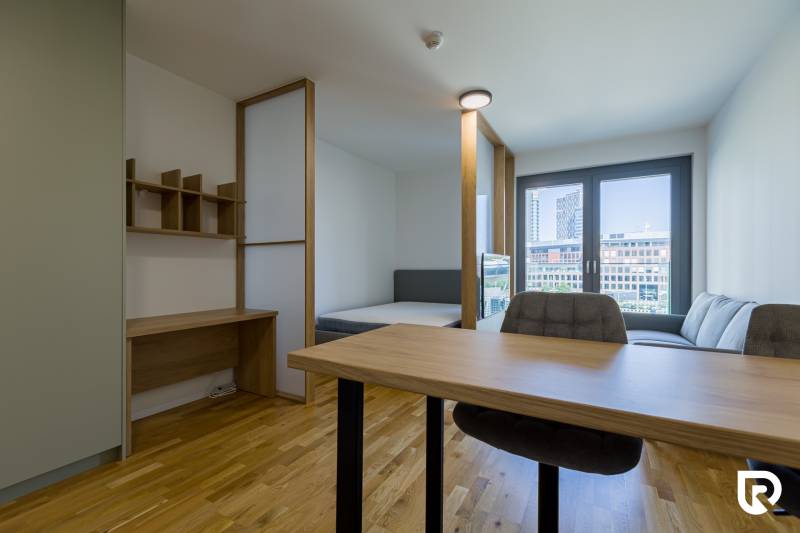 REZERVOVANÉ I METROPOLIS I Luxusný 1i byt I Staré Mesto - 1-izbový byt s podlahou s dreveným dekorom, pracovným stolom a veľkým oknom.